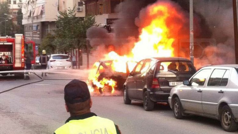 Tiranë, dy makina përfshihen nga flakët, nuk ka të lënduar (Video)