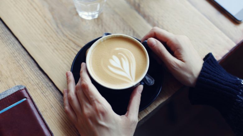 Simptomat e mbidozës nga kafeina: Sa shumë kafe konsiderohen si të dëmshme për shëndetin?