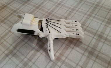 Të rinjtë inovativë kosovarë, shpikin dorën protetike të printuar 3D – për t’ju ndihmuar personave në nevojë
