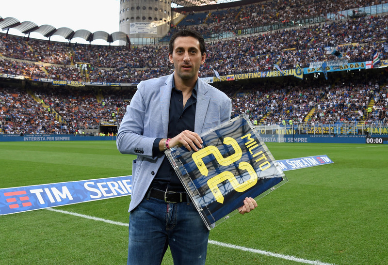 Diego Milito u nderua nga Interi në Giuseppe Meazza para takimit ndaj Juventusit. 