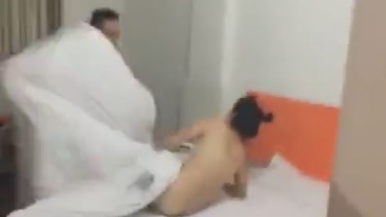 Ky është reagimi i burrit që e kapi gruan e tij lakuriq në hotel me dashnorin (Video)