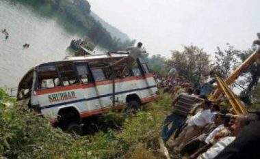 21 të vdekur pas rënies së një autobusi në liqen