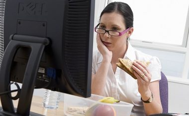 Punëtorët kalojnë vetëm 28 minuta në pushim të drekës dhe kjo i bën ata më pak produktivë