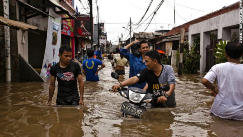 19 të vdekur e dhjetëra të zhdukur nga vërshimet në Indonezi