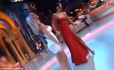 U del gjoksi duke vallëzuar në transmetim live (Foto/Video, +16)