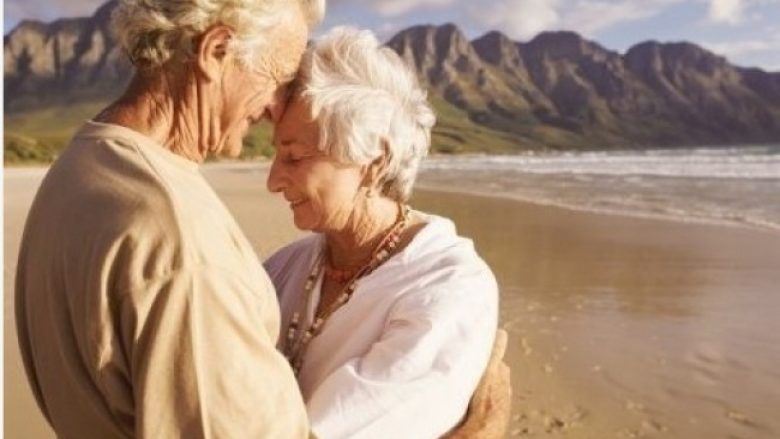 Studim: Meshkujt që duan jetë të gjatë dhe të lumtur, duhet të martohen me gra të mençura