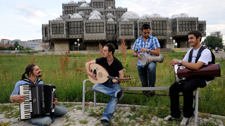 Kitaristi shqiptar, me kontratë muzikore edhe në Brazil