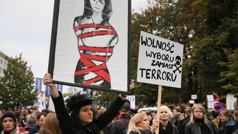 Polonia afër ndalimit total të abortit, pavarësisht se a keni mbetur shtatzënë nga përdhunimi apo çfarëdo rrethane tjetër