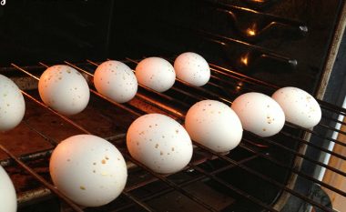 Truk i shkëlqyeshëm: Zieni vezët në furrë