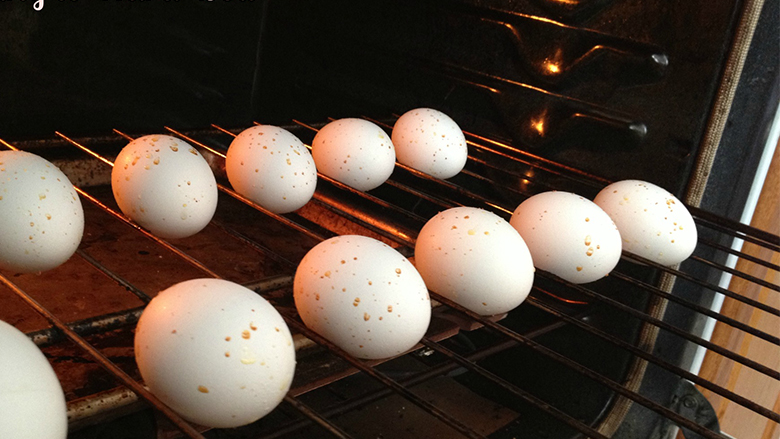 Truk i shkëlqyeshëm: Zieni vezët në furrë