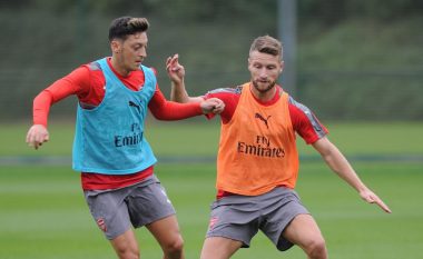 Mustafi fillon stërvitjet me Arsenalin, me këtë rast bën një pozë interesante me Ozil (Foto)