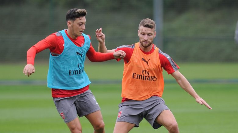 Mustafi fillon stërvitjet me Arsenalin, me këtë rast bën një pozë interesante me Ozil (Foto)