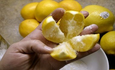 Truku që do t’jua ndryshojë jetën: Prejeni limonin në katër pjesë, hidhjani pak kripë dhe vendoseni në mes të KUZHINËS