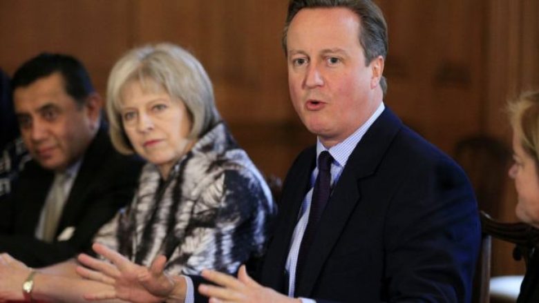 Prapaskenat e Brexit, Cameron “u la në baltë” nga Theresa May! (Video)