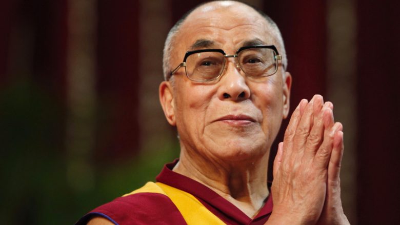 Edhe Dalai Lama i shqetësuar, komenton shkurorëzimin Jolie-Pitt (Video)