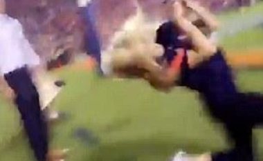 Derisa po e priste topin e takimit sportiv, qëllohet në fytyrë dhe turpërohet keq (Video)