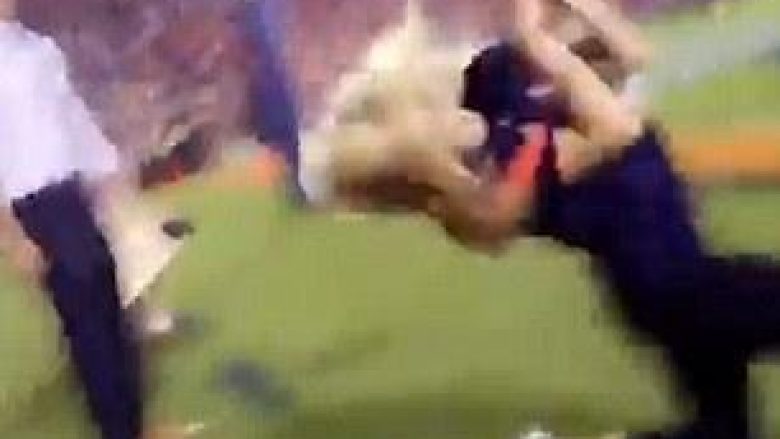 Derisa po e priste topin e takimit sportiv, qëllohet në fytyrë dhe turpërohet keq (Video)