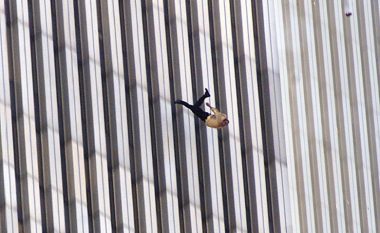 “Njeriu në rënie”: Rrëfimi pas fotografisë më të fuqishme të 11 shtatorit (Foto)