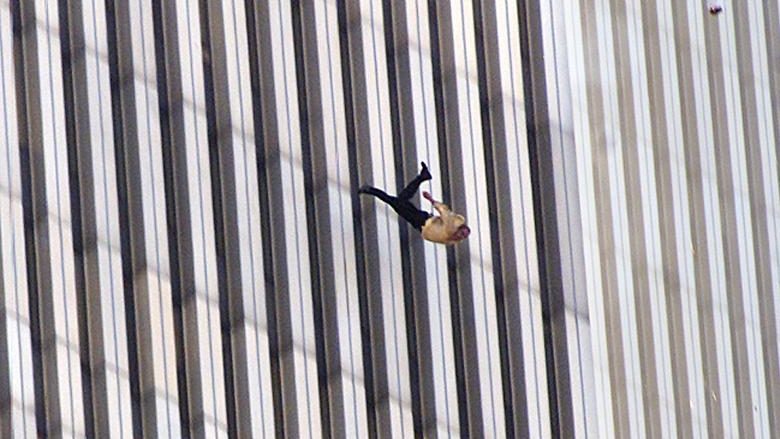 “Njeriu në rënie”: Rrëfimi pas fotografisë më të fuqishme të 11 shtatorit (Foto)