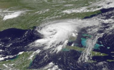 Florida goditet nga stuhia tropikale