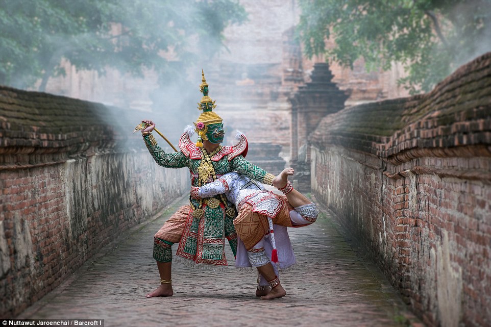 Fotografitë e mahnitshme që e shfaqin vallëzimin e lashtë tajlandez foto 12