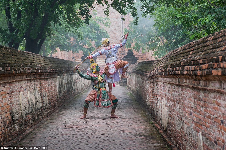 Fotografitë e mahnitshme që e shfaqin vallëzimin e lashtë tajlandez foto 2