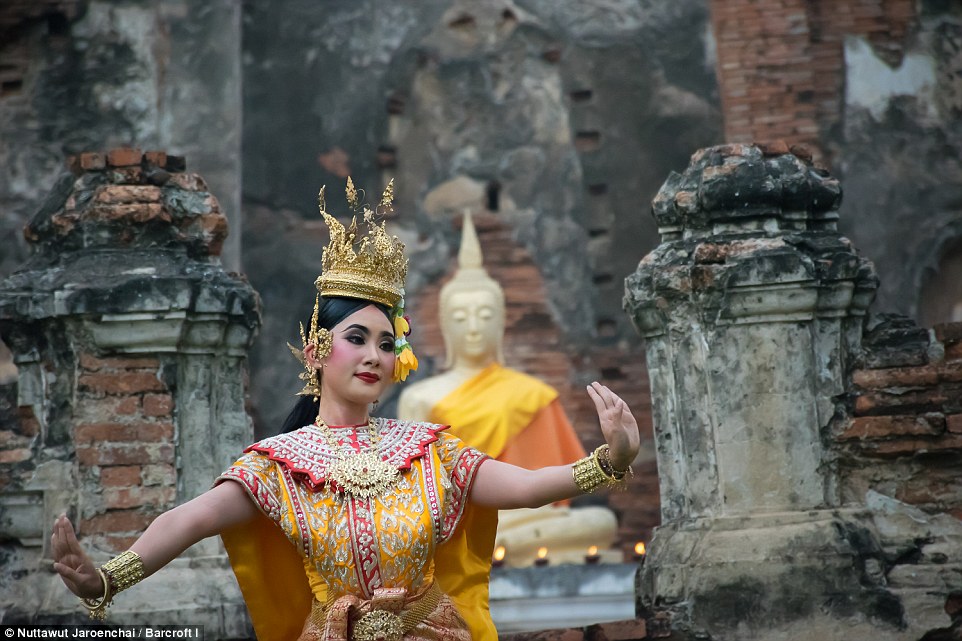 Fotografitë e mahnitshme që e shfaqin vallëzimin e lashtë tajlandez foto 8