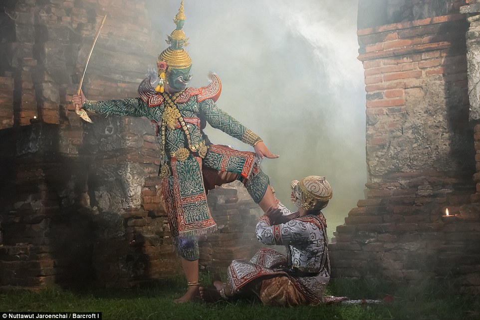 Fotografitë e mahnitshme që e shfaqin vallëzimin e lashtë tajlandez foto 9