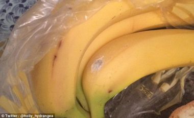 Fëmija që po hante banane, u tmerrua nga merimanga që i doli brenda (Video)