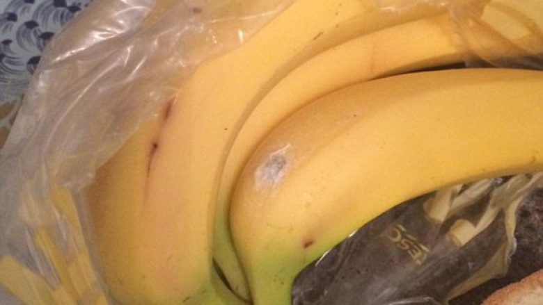 Fëmija që po hante banane, u tmerrua nga merimanga që i doli brenda (Video)