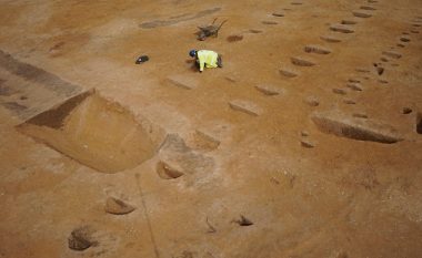 Gjatë hapjes së një rruge, zbulohet vendbanimi unik i Epokës së Bronzit (Video)
