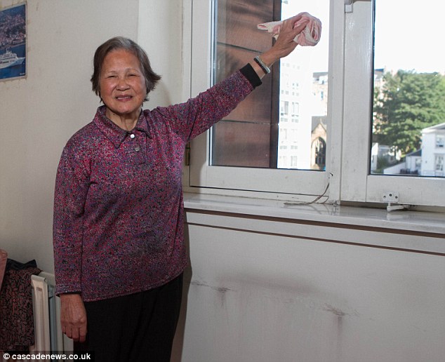 Gjyshja 76 vjeçare qendron ne cepin e dritares se katit te katert per te pastruar xhamat foto 3