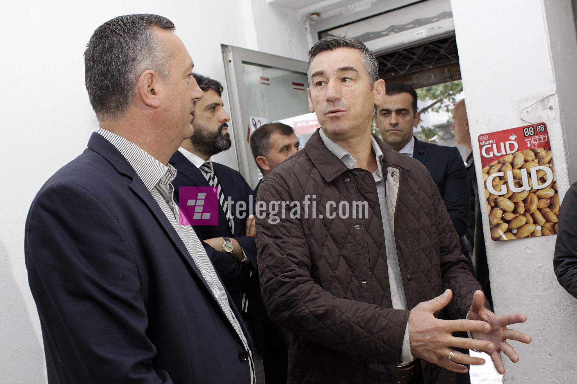 Kadri Veseli dhe perfaqesues te AKP-se viziton lokalin te liruar nga uzurpatoret - foto Ridvan Slivova (1)