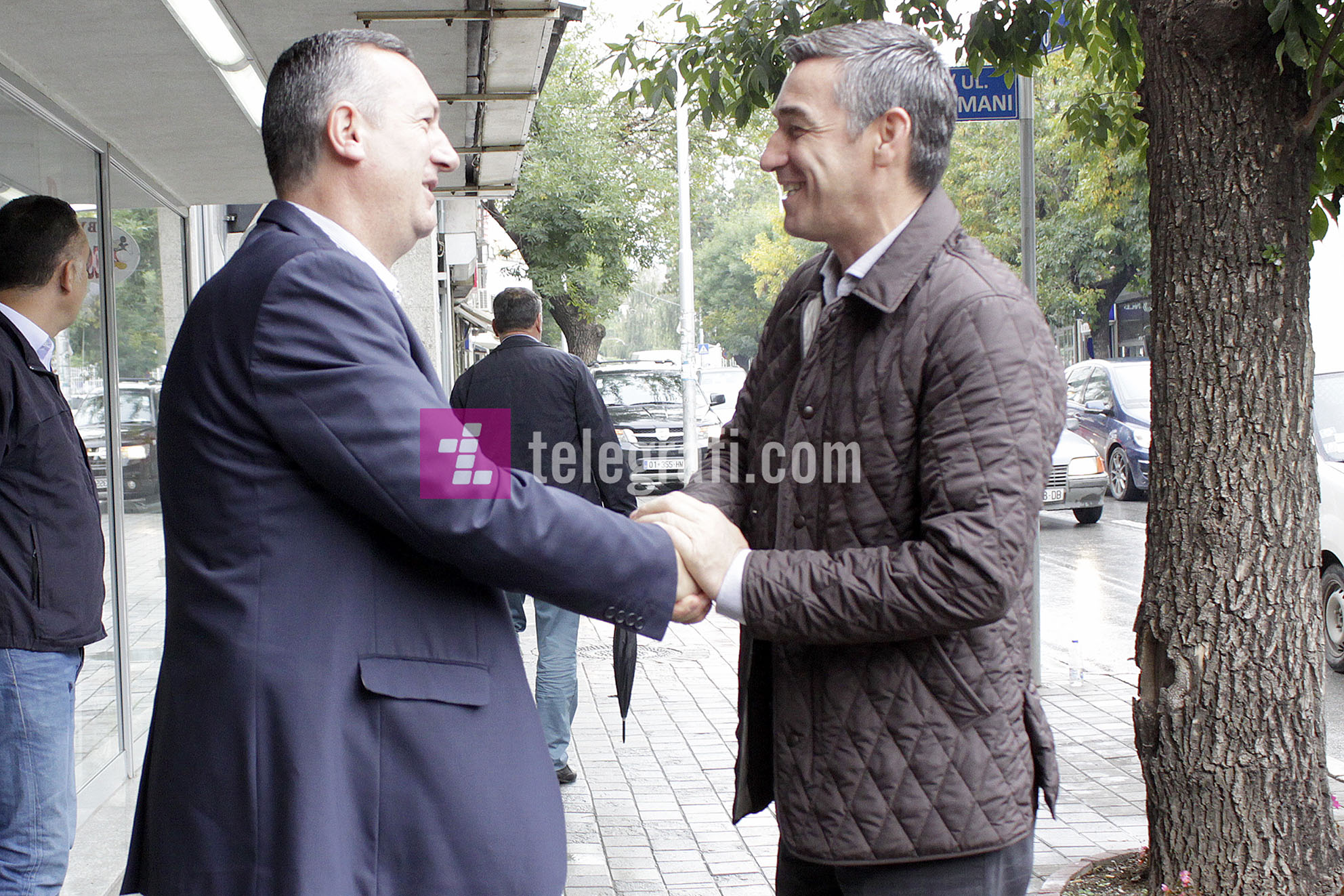 Kadri Veseli dhe perfaqesues te AKP-se viziton lokalin te liruar nga uzurpatoret - foto Ridvan Slivova (6)