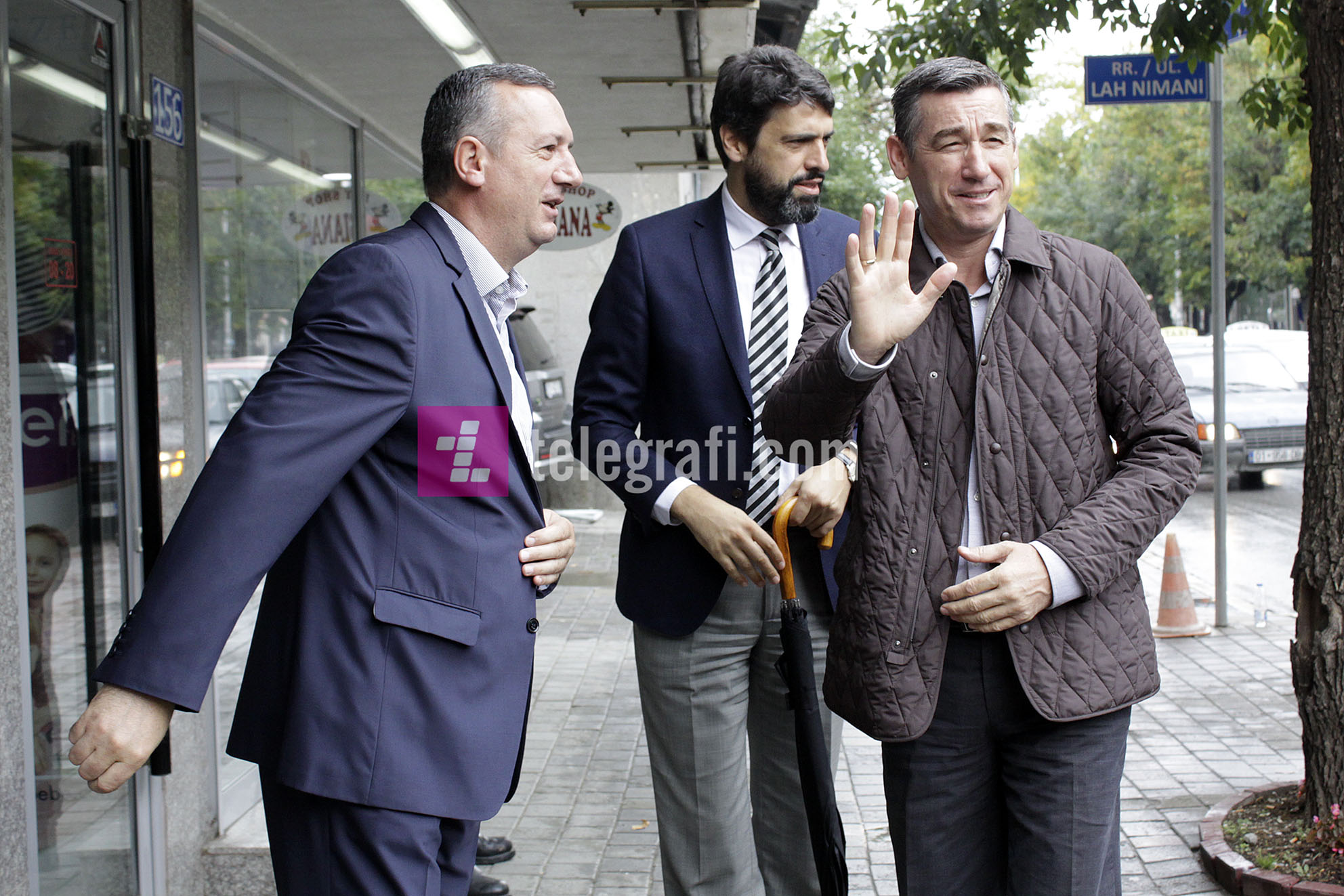 Kadri Veseli dhe perfaqesues te AKP-se viziton lokalin te liruar nga uzurpatoret - foto Ridvan Slivova (7)