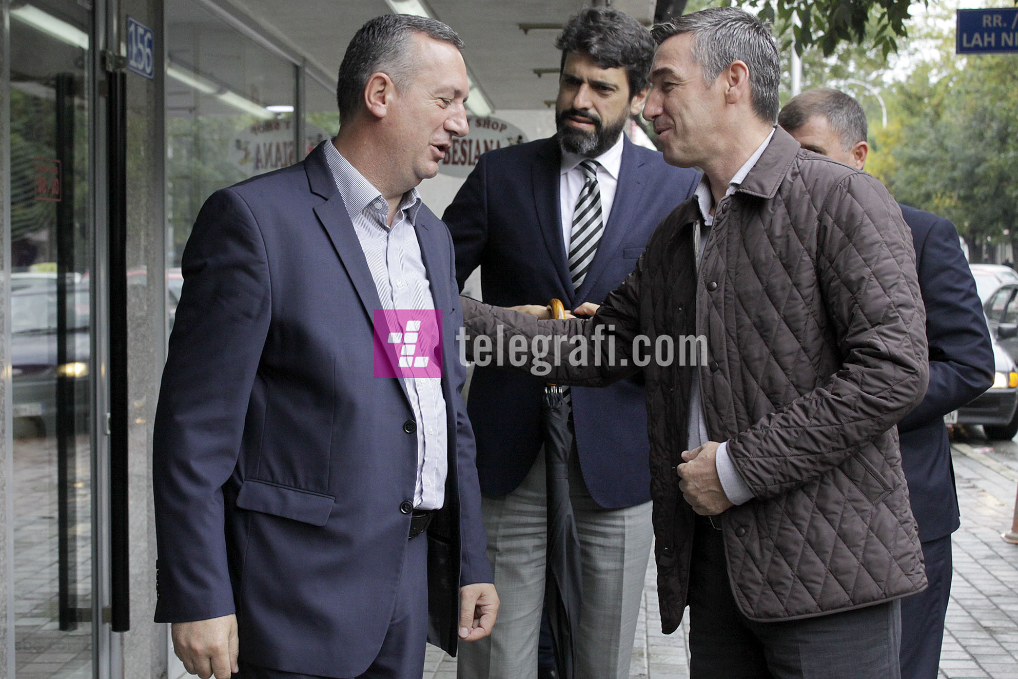 Kadri Veseli dhe perfaqesues te AKP-se viziton lokalin te liruar nga uzurpatoret - foto Ridvan Slivova (8)