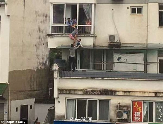 Kalimtari shpëtoi jetën e trevjeçares qe kishte mbetur ne strehen e ballkonit te katit te trete foto 3