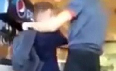 Kamerieri rrahu dy fëmijë dhe i detyroi të fshijnë dyshemenë, sepse rrëzuan gotën me lëng (Video)