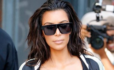 Kim Kardashian: Gjashtë momentet kur doli pa jelekë dhe iu ekspozua gjoksi (Foto, +18)