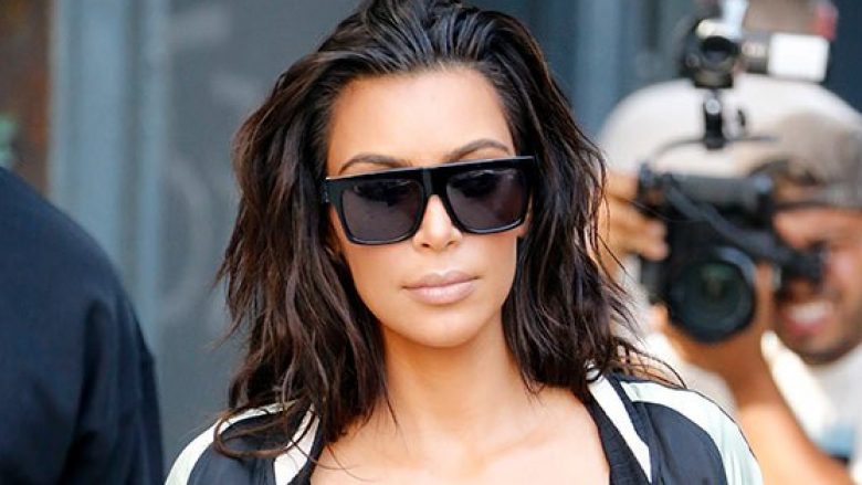 Kim Kardashian: Gjashtë momentet kur doli pa jelekë dhe iu ekspozua gjoksi (Foto, +18)