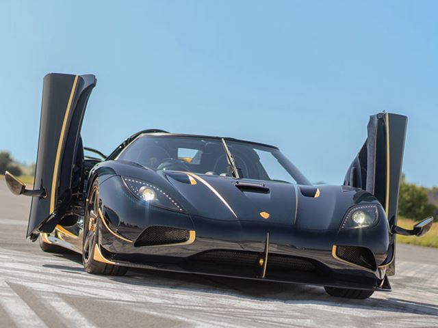 Koenigsegg sjellë modelin Naraya që është i mbuluar me ar foto 2