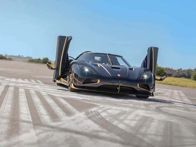 Koenigsegg sjellë modelin Naraya që është i mbuluar me ar foto 6