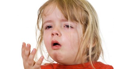 Tre fëmijë të sëmurë nga pertusis apo “kolla e mirë”
