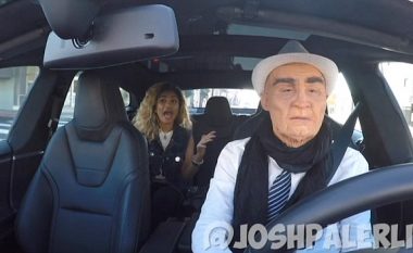 Komediani tmerron pasagjerët, duke u paraqitur si taksist i pakujdesshëm (Video)