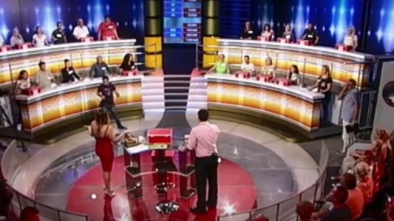 Tërmeti dridh edhe në emisionin e moderatores më sexy në Maqedoni (Video)
