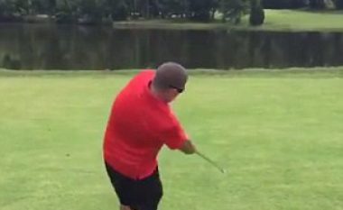 Golfi është sport relaksues, por jo ta luani në gjendje të dehur (Video)