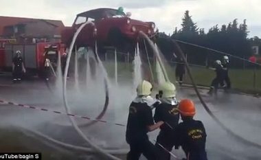 Me anë të vrushkujve të ujit, zjarrfikësit e ngritën veturën lartë (Video)