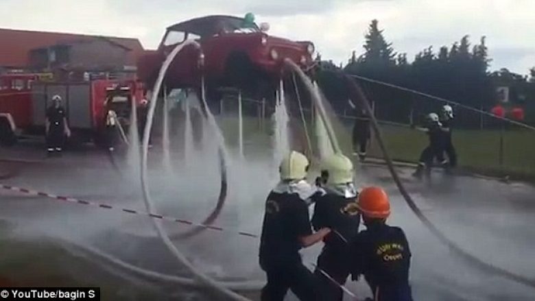 Me anë të vrushkujve të ujit, zjarrfikësit e ngritën veturën lartë (Video)