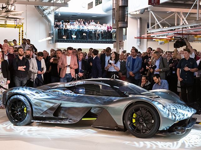 Miliarderët e zhgënjyer me veturën që është krijuar nga Aston Martin dhe Red Bull foto 5