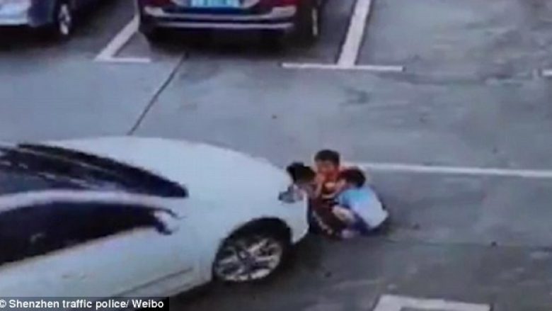 Momenti rrëqethës kur vetura shkel tre fëmijë, shpëtojnë pa lëndime të rënda (Video, +18)